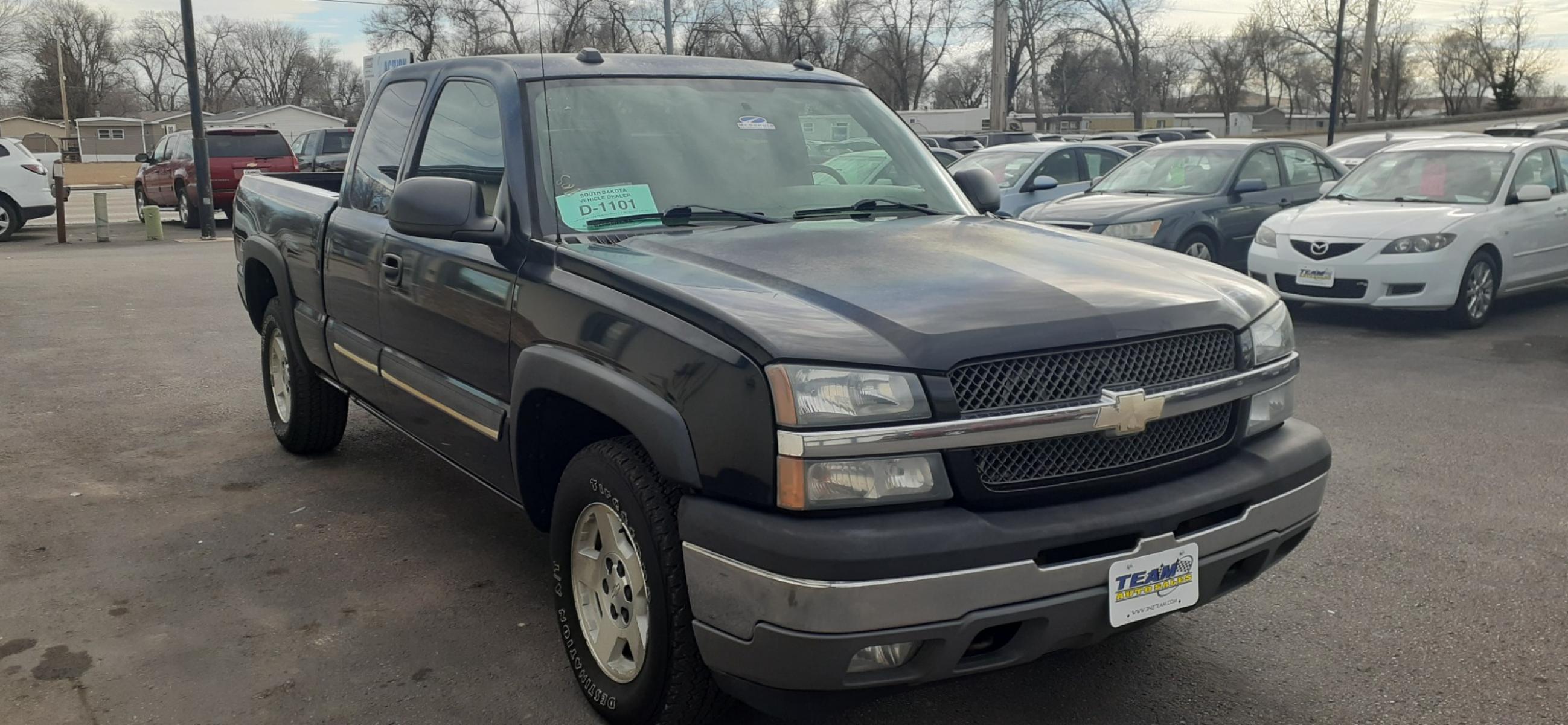 2005 Chevrolet Silverado 1500 Ext. Cab Long Bed 4WD (1GCEK19Z05Z) with an 5.3L V8 OHV 16V FFV engine, 4-Speed Automatic Overdrive transmission, located at 2015 Cambell Street, Rapid City, SD, 57701, (605) 342-8326, 44.066433, -103.191772 - CARFAX AVAILABLE - Photo #4